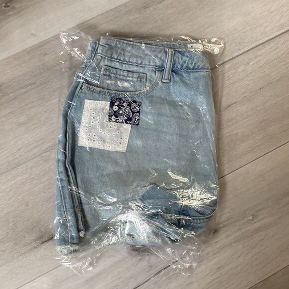 HOLLISTER CURVY ULTRA HIGH-RISE LIGHT WASH PATCHWORK VINTAGE‎ RELAXED MOM SHORT - Picture 7 of 7